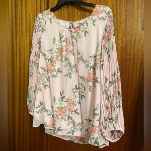 Beautiful floral flowy top with accent sleeves, like new, XL